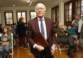 Fernando Álvarez Balbuena, en el Ateneo Jovellanos de Gijón.