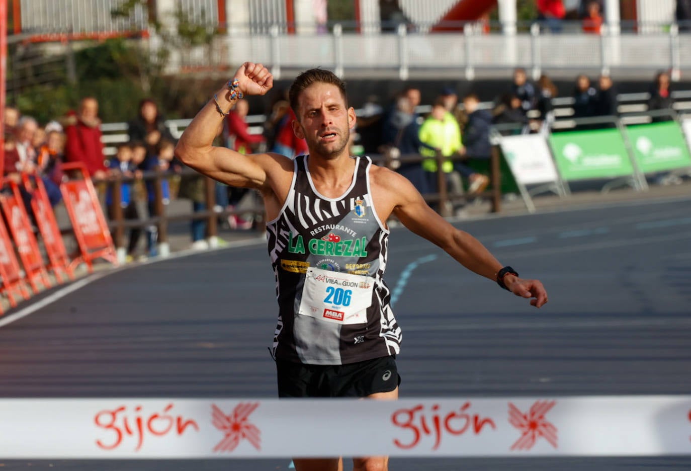 Más de 1.000 corredores se dan cita en el Cross Villa de Gijón