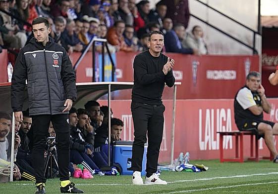 Carrión da instrucciones a sus jugadores durante un instante del duelo disputado en Miranda de Ebro.