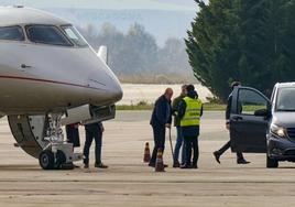 El rey Juan Carlos llega a Vitoria procedente de Sanxenxo.