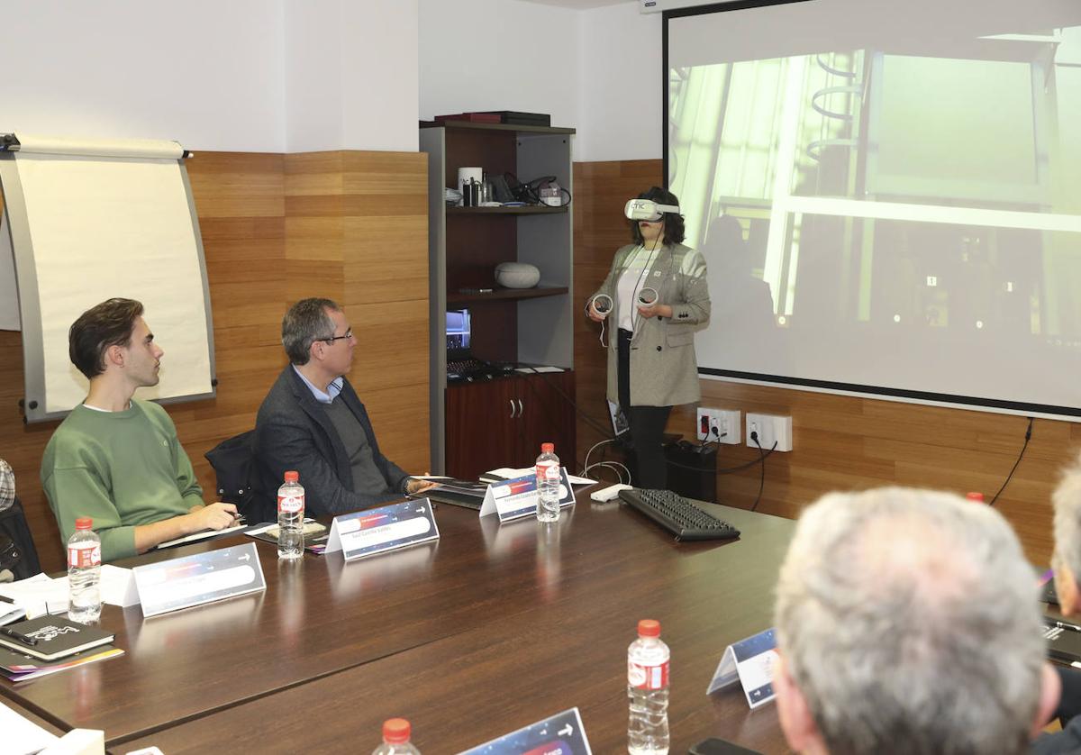 Irene Bouzón realiza una demostración de la aplicación del gemelo digital de Couto Industrial a los asistentes al primer Tour Tecnológico Industrial de AsDIH.