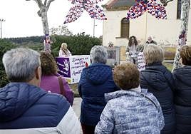 Dos grandes mariposas presidieron el acto de recuerdo a las niñas en Soto del Barco.
