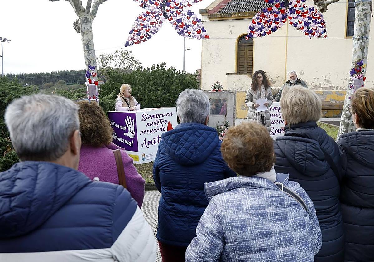 Dos grandes mariposas presidieron el acto de recuerdo a las niñas en Soto del Barco.