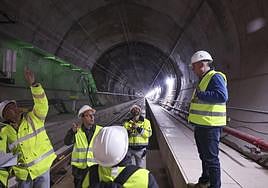 Técnicos de Adif revisando los sistemas instalados en los macrotúneles de la variante de Pajares.