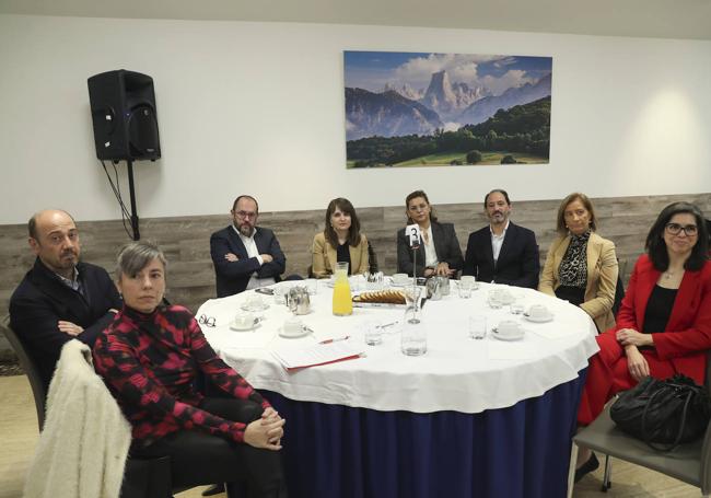 Por la izquierda, Cristina Tuero, Luis Echávarri y Chus Garcia, con Noelia Menéndez, Ana María Fernández, Diego Angulo y Ana Ramos (del Banco Sabadell) y Patricia López Vicente, de ALSA.
