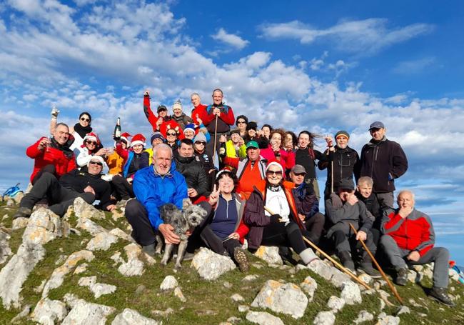 Tradicional Belén de Cumbres, una cita sagrada para los grupos montañeros a la que los de Nava nunca fallan. El próximo domingo 17 subirán a Peñamayor a colocar el de este año