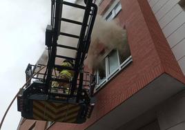 Los bomberos, en las labores de extinción del fuego.