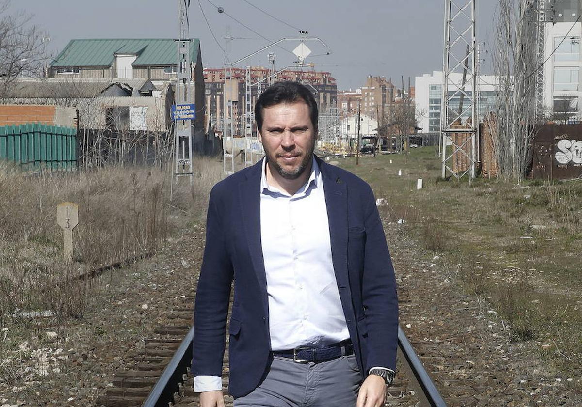 Óscar Puente, ante una vía ferroviaria, en su etapa de alcalde.