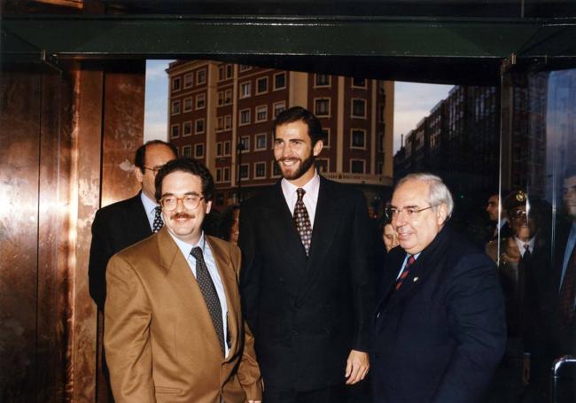 1998. El entonces Príncipe inaugura el Museo del Ferrocarril, en Gijón.