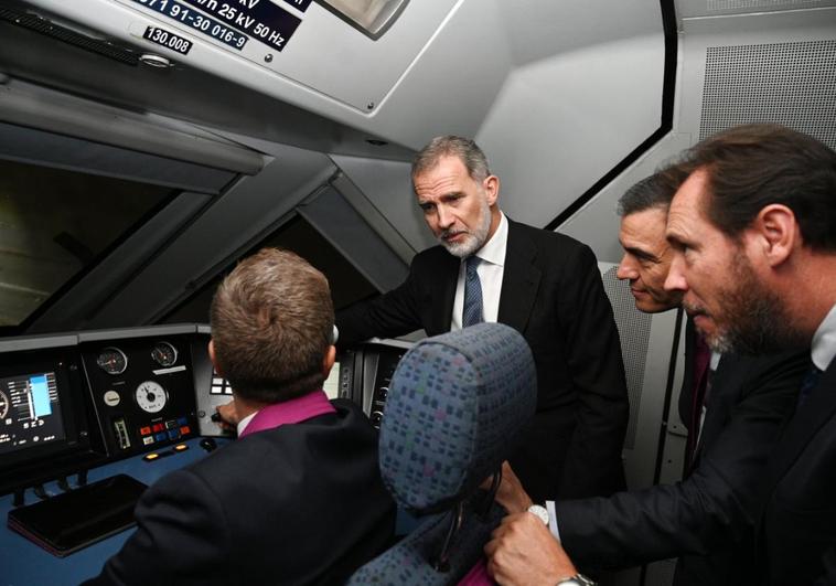 El Rey Felipe VI, el presidente del Gobierno, Pedro Sánchez, y el ministro de Transportes, Óscar Puente, atienden las explicaciones del maquinista, Ángel González, a la entrada de uno de los túneles de la variante de Pajares, durante el viaje inaugural.