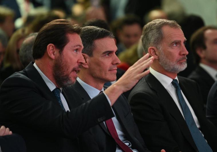 El ministro de Transportes y Movilidad Sostenible, Óscar Puente, en Oviedo, junto a Pedro Sánchez y el Rey Felipe VI.