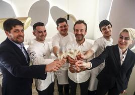 El equipo de NM celebra en el restaurante su primera estrella Michelin.