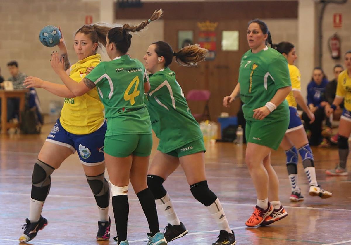 Partido de balonmano en el polideportivo de Las Vegas.