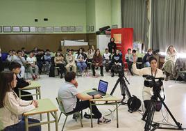 Los alumnos del colegio Palacio Valdés durante la grabación del informativo final.