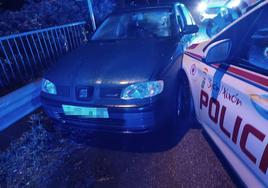 El vehículo acabó chocando con un coche patrulla.