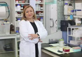Rosa María Sainz, investigadora y profesora de Morfología y Biología Celular, en su laboratorio de la Facultad de Medicina.