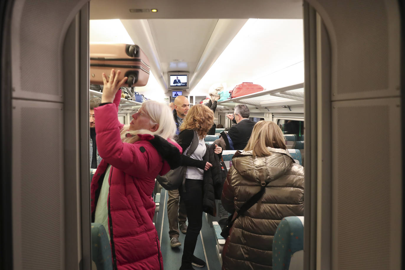 Los viajeros más madrugadores estrenan el primer tren comercial, en imágenes