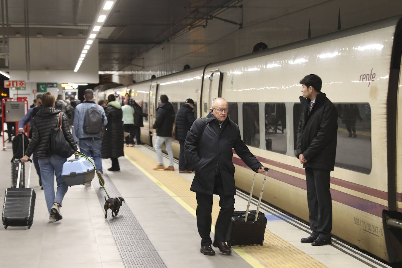 Los viajeros más madrugadores estrenan el primer tren comercial, en imágenes