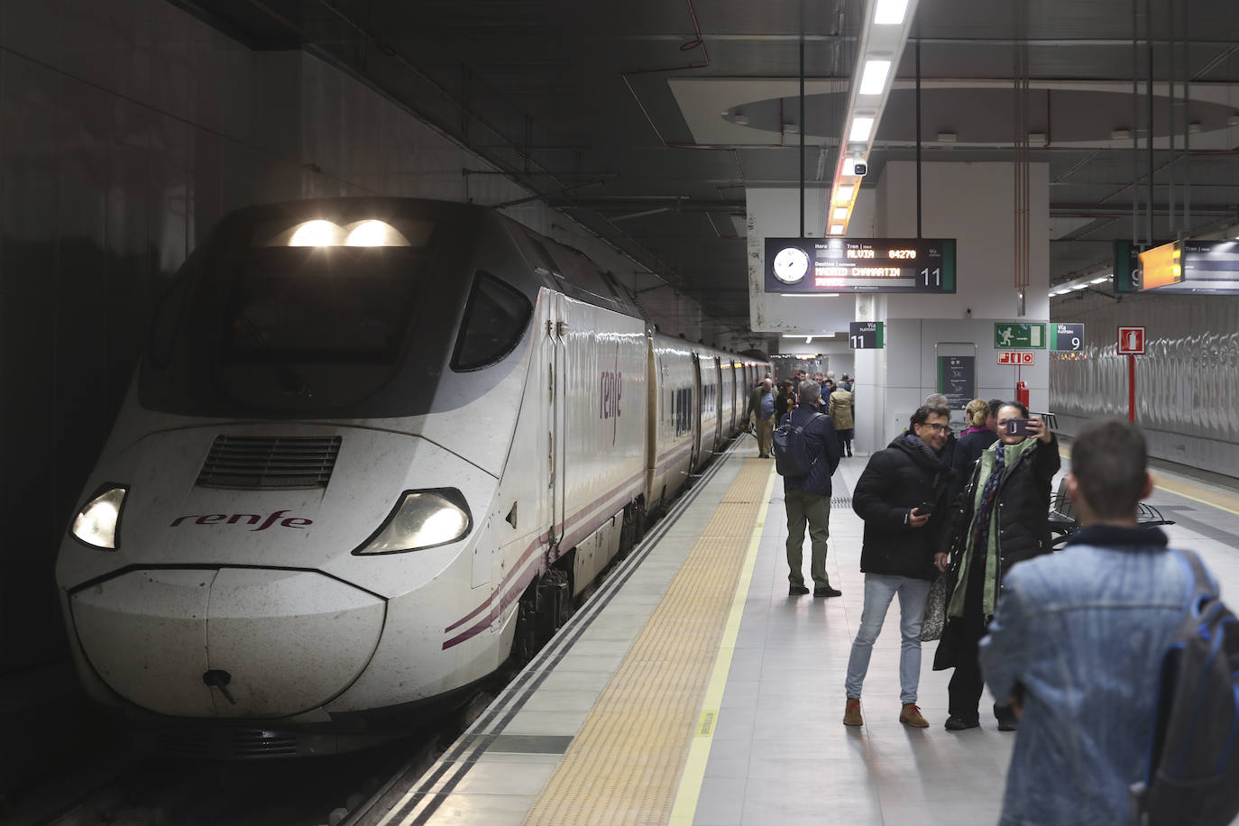 Los viajeros más madrugadores estrenan el primer tren comercial, en imágenes