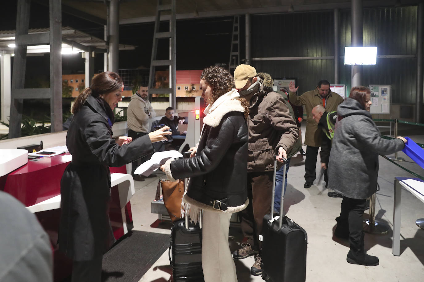 Los viajeros más madrugadores estrenan el primer tren comercial, en imágenes