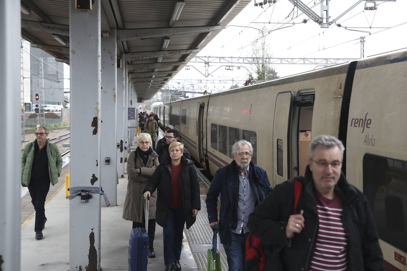 Los viajeros más madrugadores estrenan el primer tren comercial, en imágenes