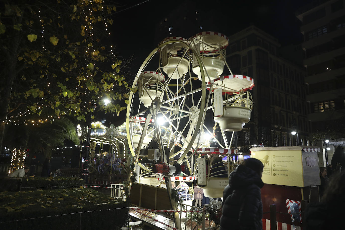 Explosión de luces y ambiente navideño en Gijón