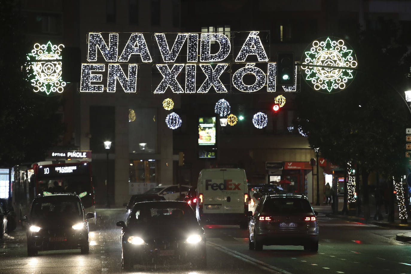 Explosión de luces y ambiente navideño en Gijón