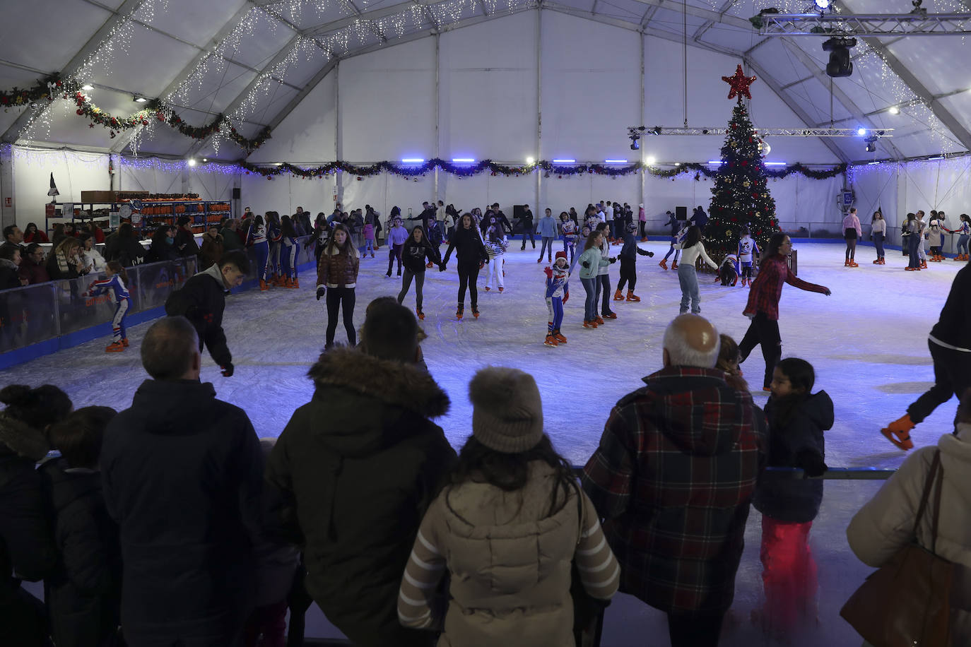 Explosión de luces y ambiente navideño en Gijón