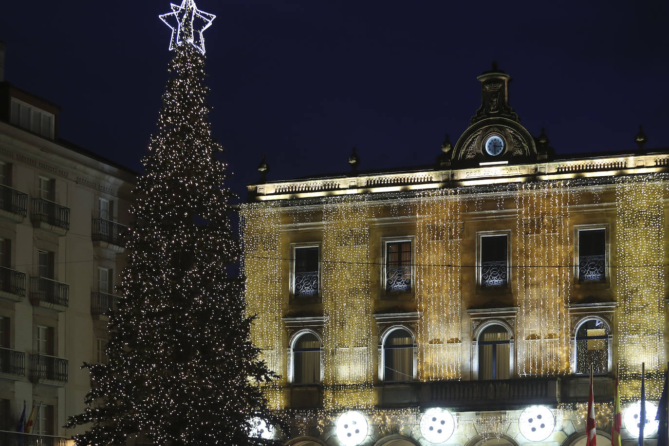 Explosión de luces y ambiente navideño en Gijón