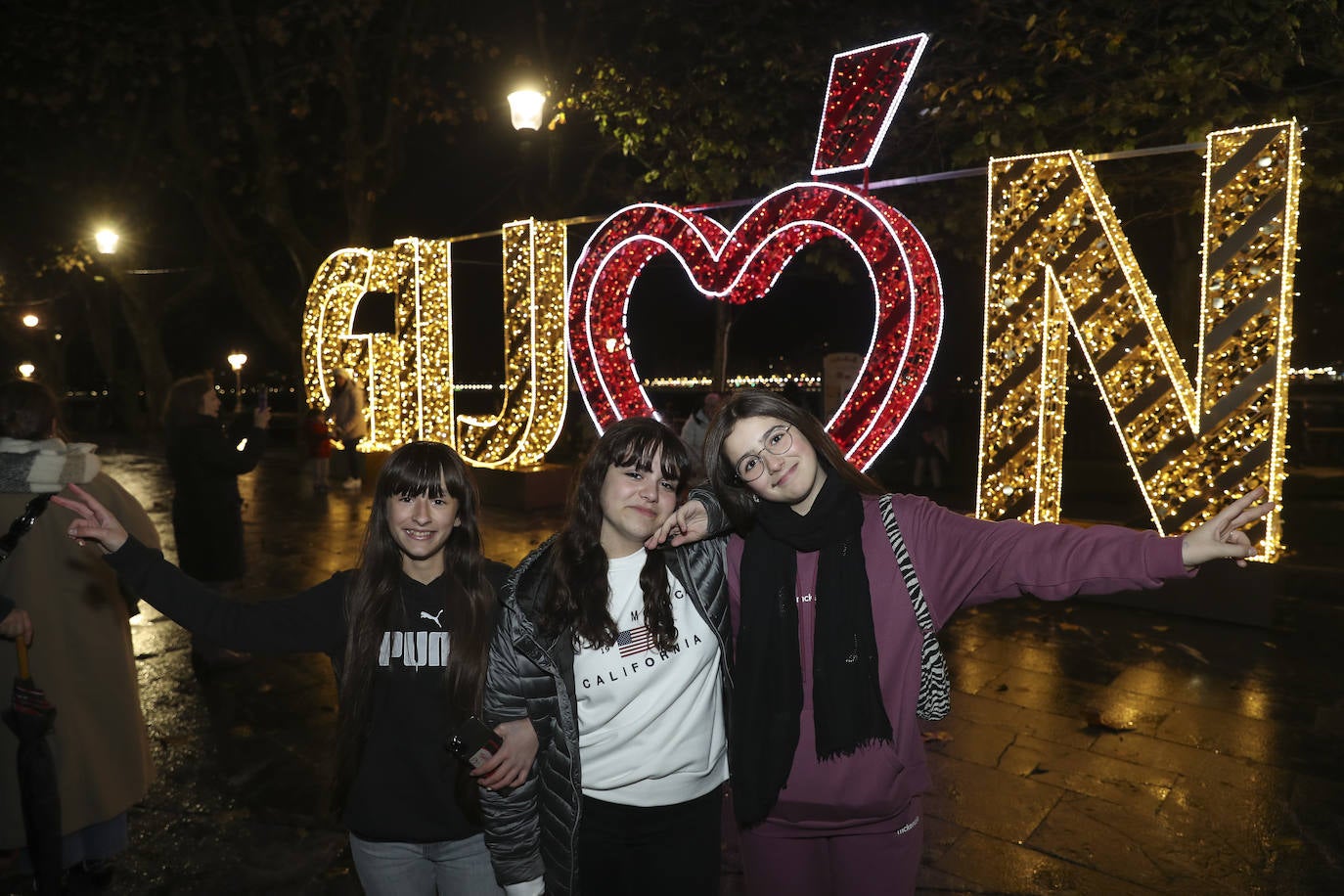 Explosión de luces y ambiente navideño en Gijón