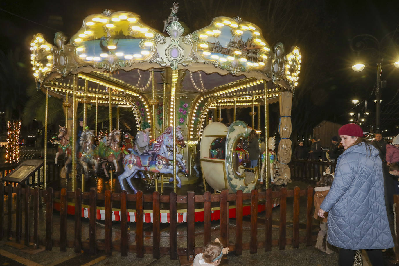 Explosión de luces y ambiente navideño en Gijón