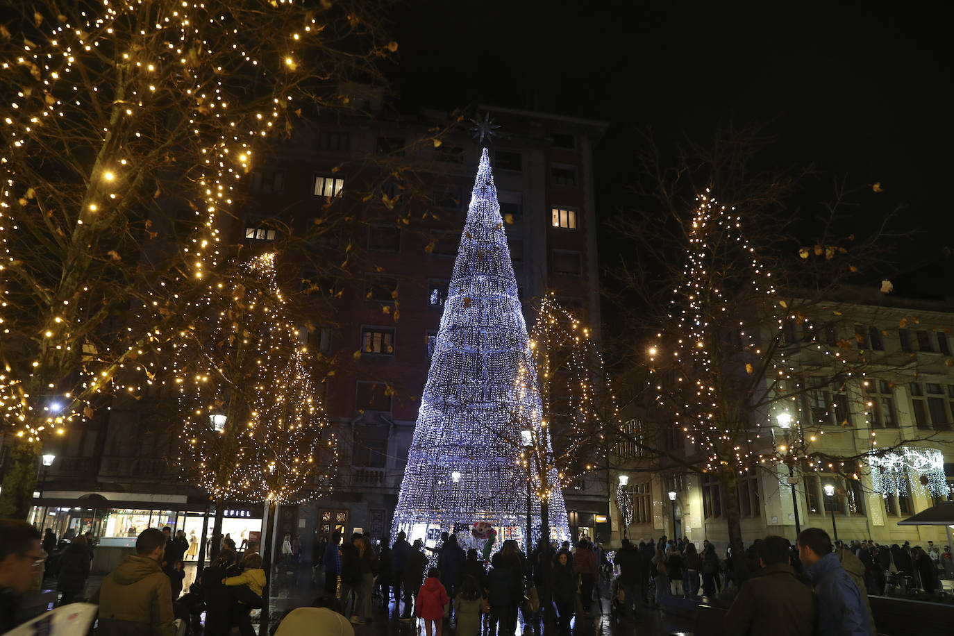 Explosión de luces y ambiente navideño en Gijón