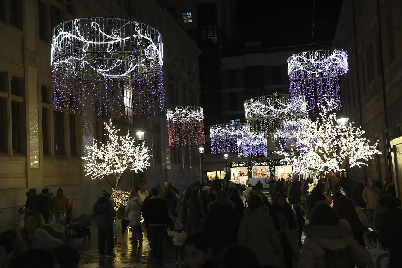 Explosión de luces y ambiente navideño en Gijón