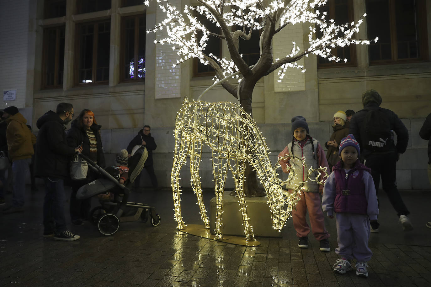 Explosión de luces y ambiente navideño en Gijón