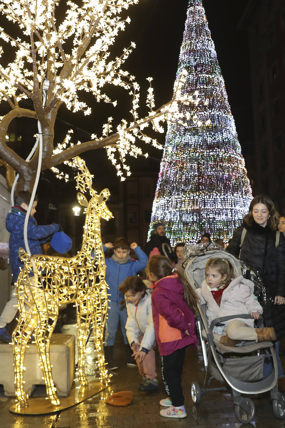 Explosión de luces y ambiente navideño en Gijón