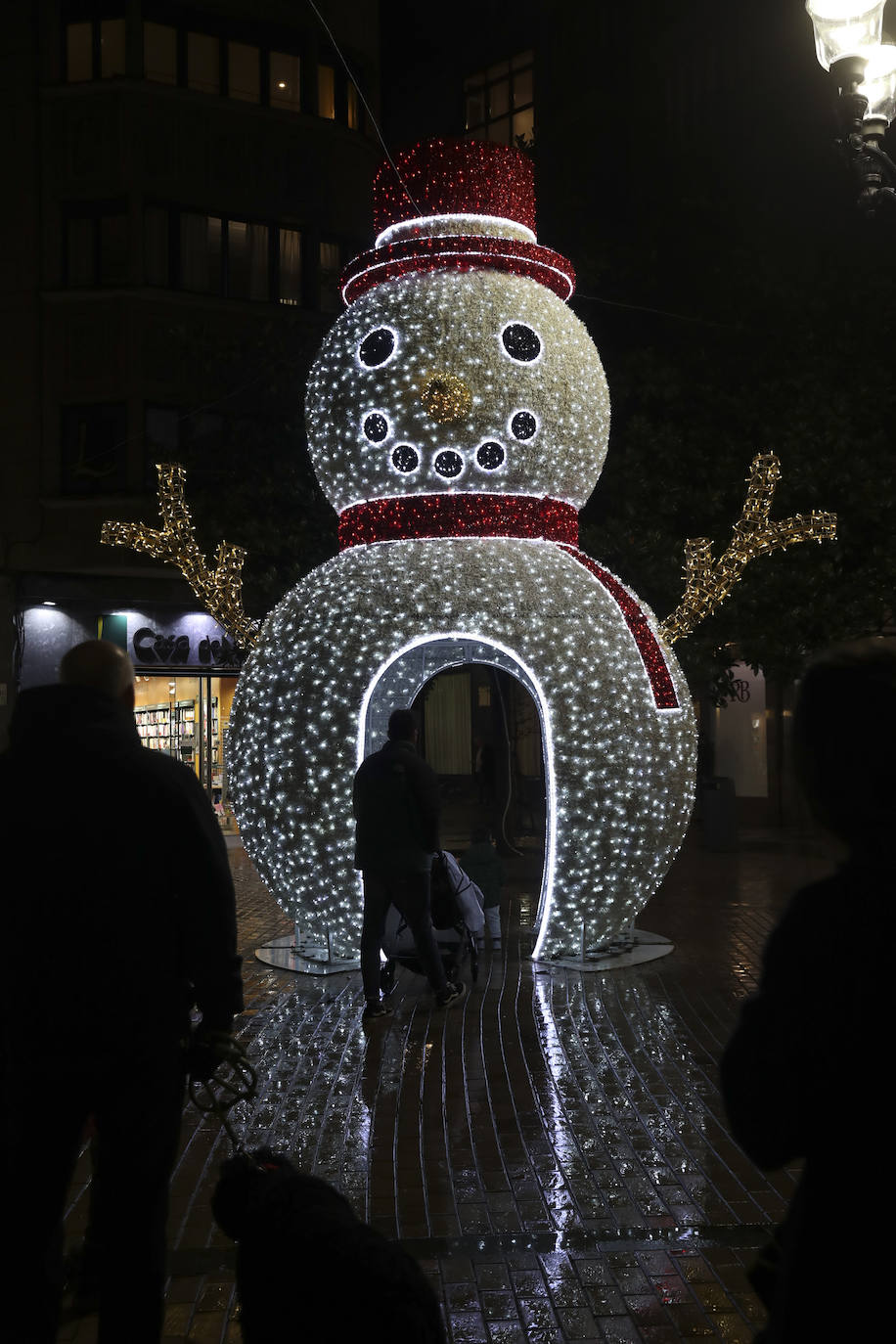 Explosión de luces y ambiente navideño en Gijón