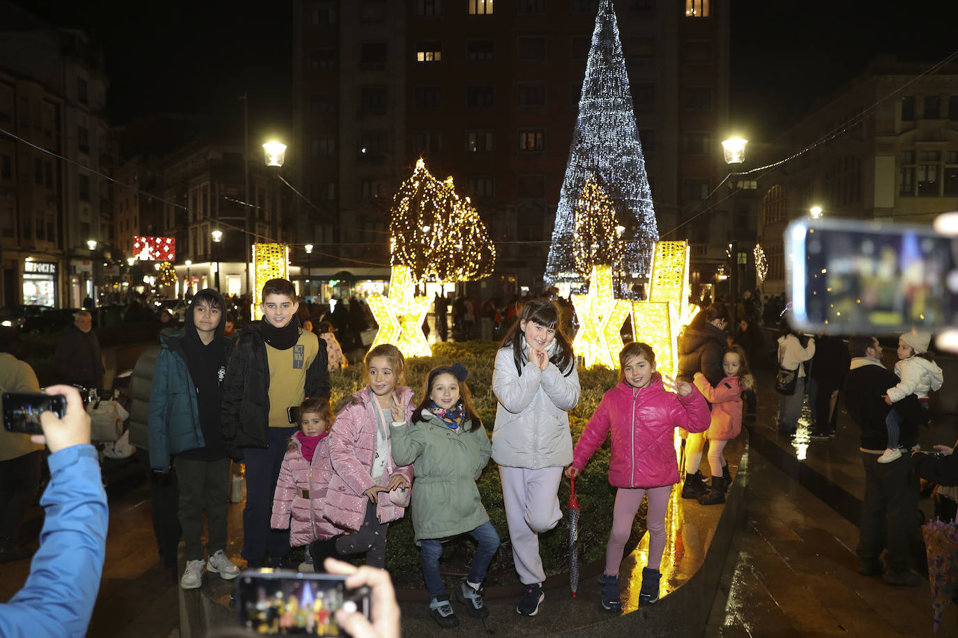 Explosión de luces y ambiente navideño en Gijón