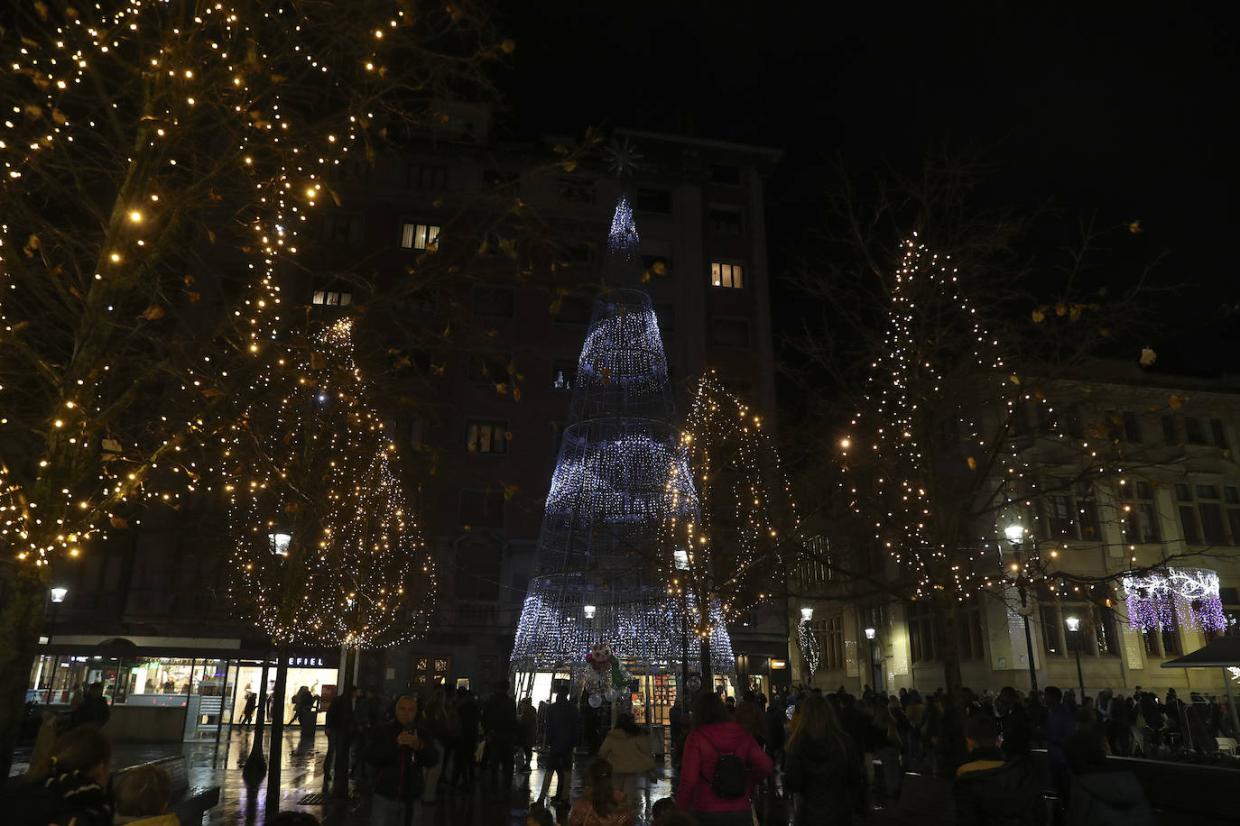 Explosión de luces y ambiente navideño en Gijón