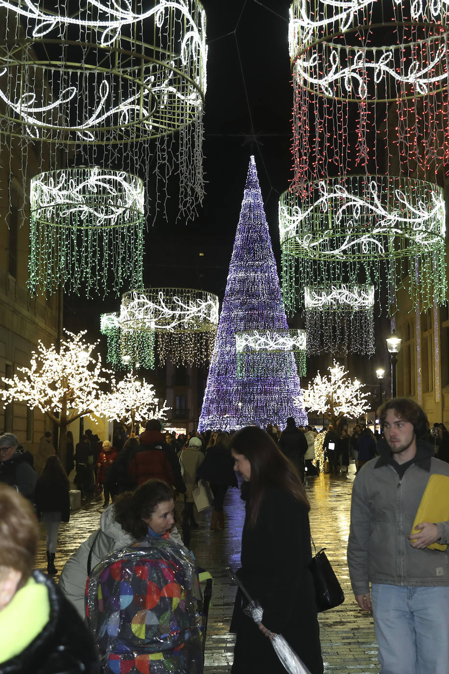 Explosión de luces y ambiente navideño en Gijón