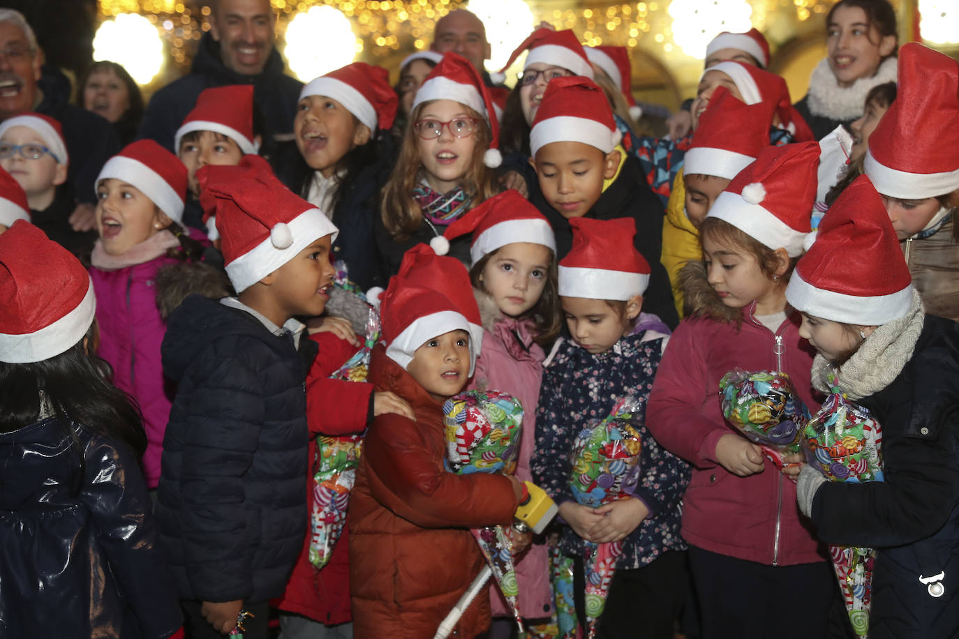 Explosión de luces y ambiente navideño en Gijón