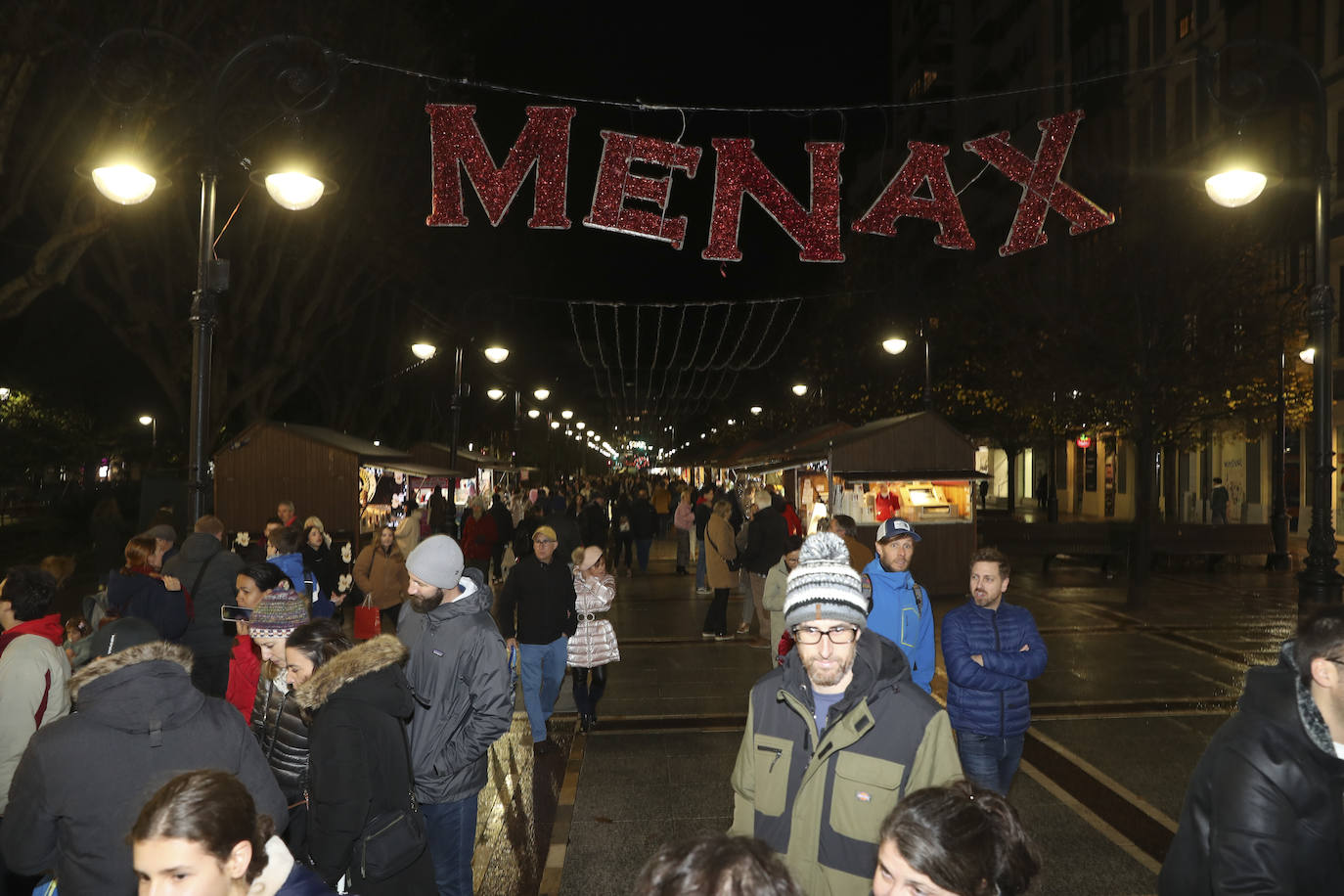 Explosión de luces y ambiente navideño en Gijón