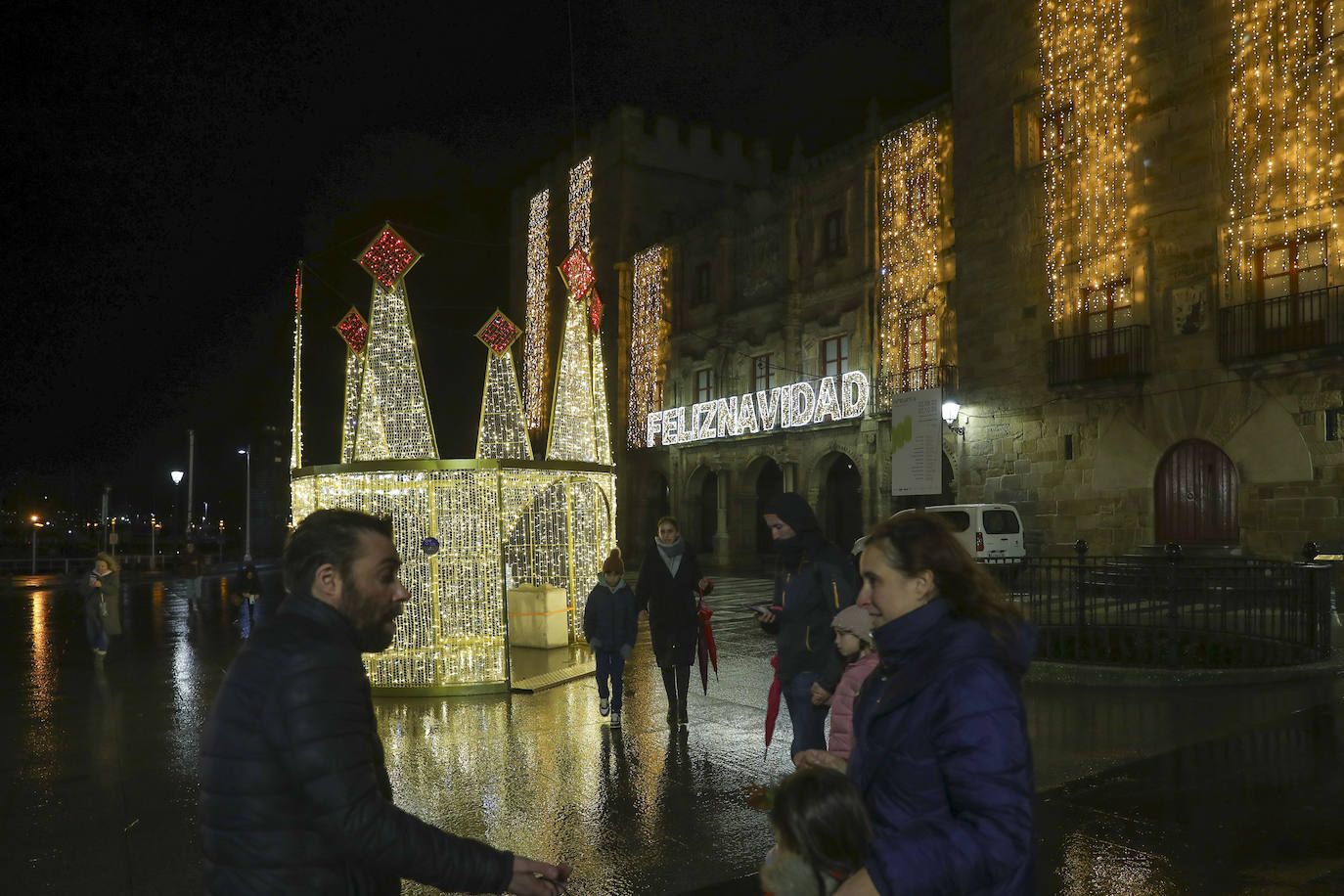 Explosión de luces y ambiente navideño en Gijón