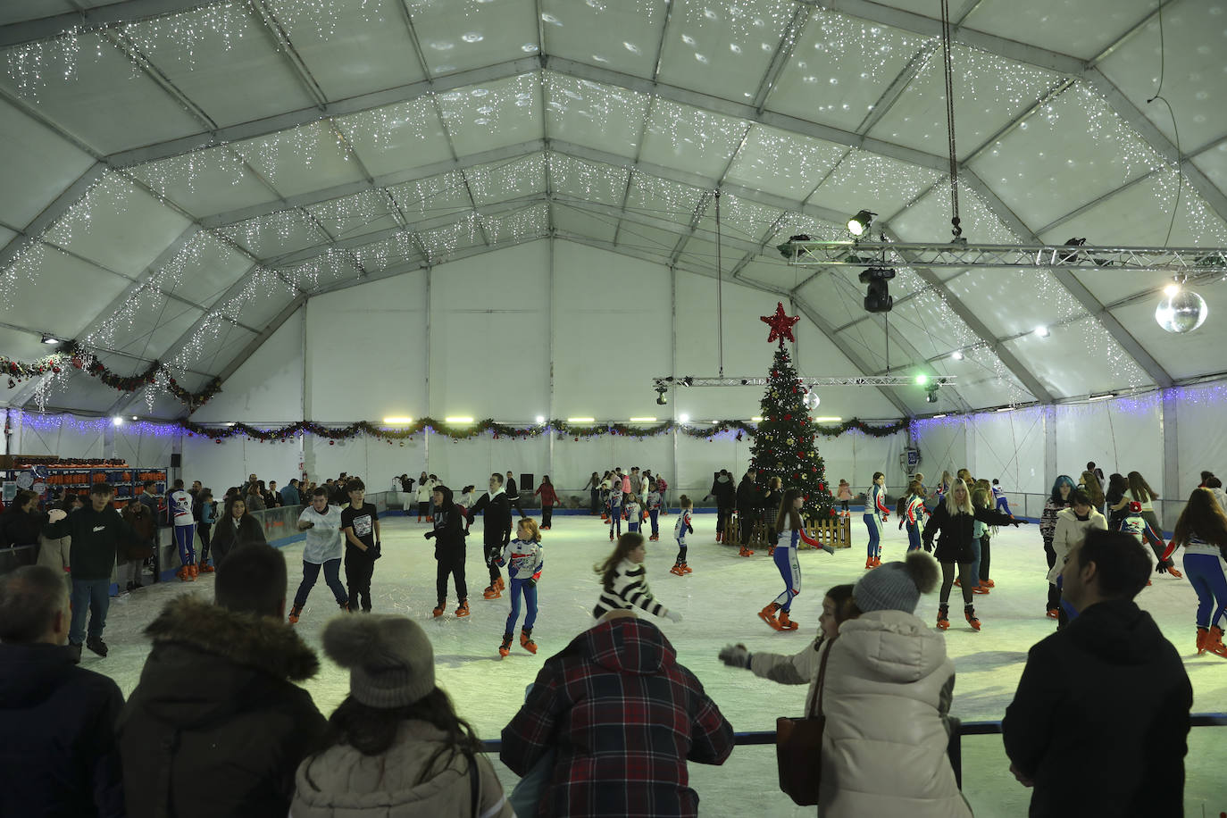 Explosión de luces y ambiente navideño en Gijón