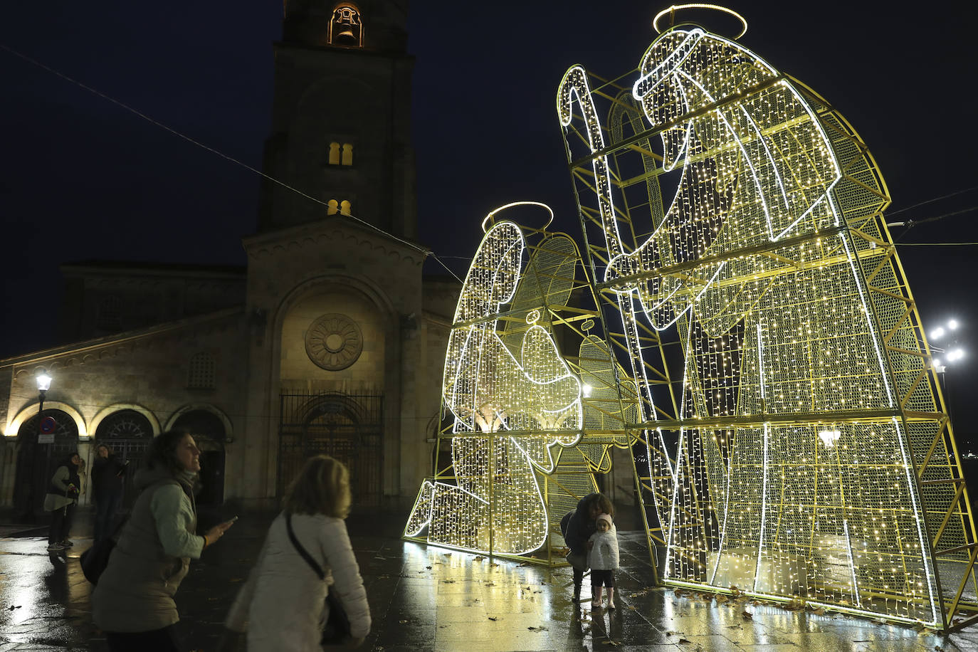 Explosión de luces y ambiente navideño en Gijón