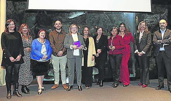 Ponentes y galardonada junto a representantes de las instituciones y EL COMERCIO en el foro Futuro en Femenino celebrado ayer en Gijón.