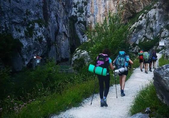 Varias personas, durante una ruta de senderismo por la montaña asturiana.