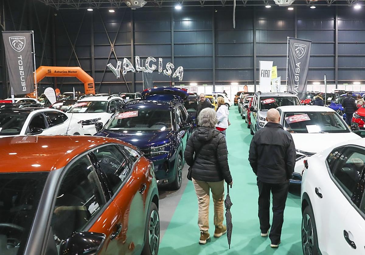 Un matrimonio busca el coche de sus sueños entre los 300 vehículos expuestos en el recinto.