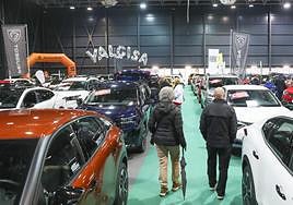 Un matrimonio busca el coche de sus sueños entre los 300 vehículos expuestos en el recinto.