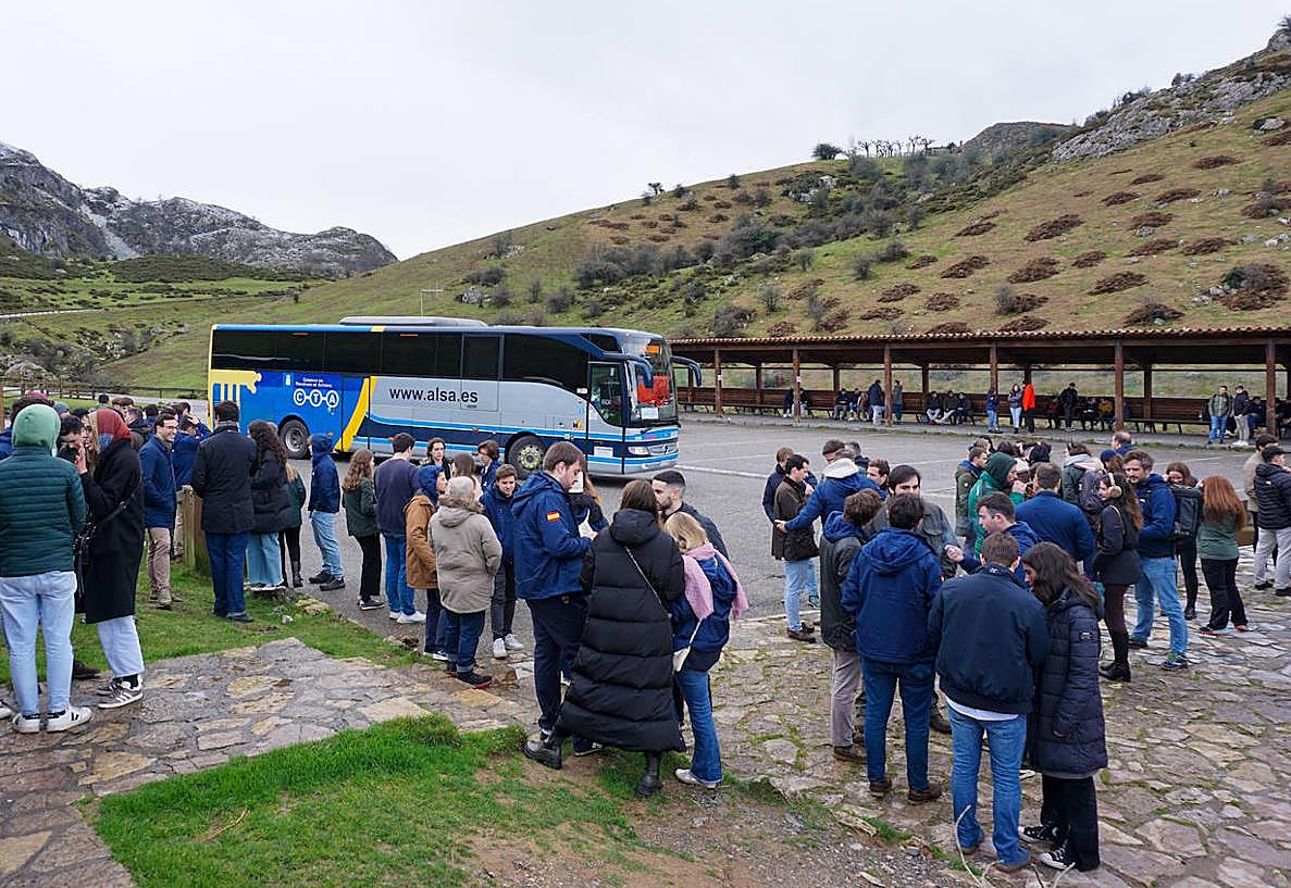 La jornada fue de escasa afluencia y el único grupo voluminoso fue el de una excursión, que partió de la parada de Buferrera.