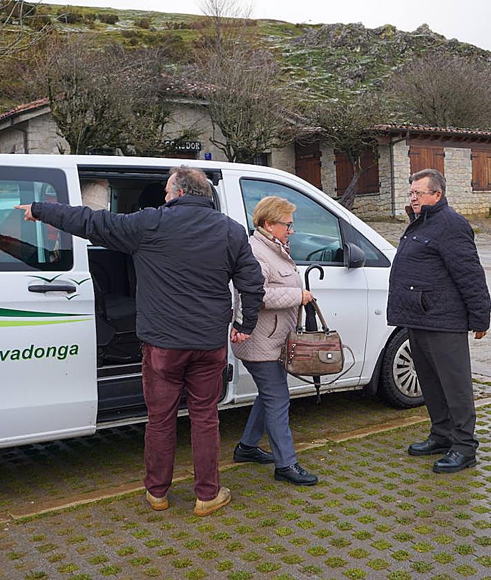 Imagen secundaria 2 - 1) Tres buses agrupados bajando por el tramo del mirador de la Reina, en torno a la una de la tarde. 2) Amigos de Madrid en el mirador de Entrelagos. 3) El taxi no está sujeto al sistema de reserva previa. 
